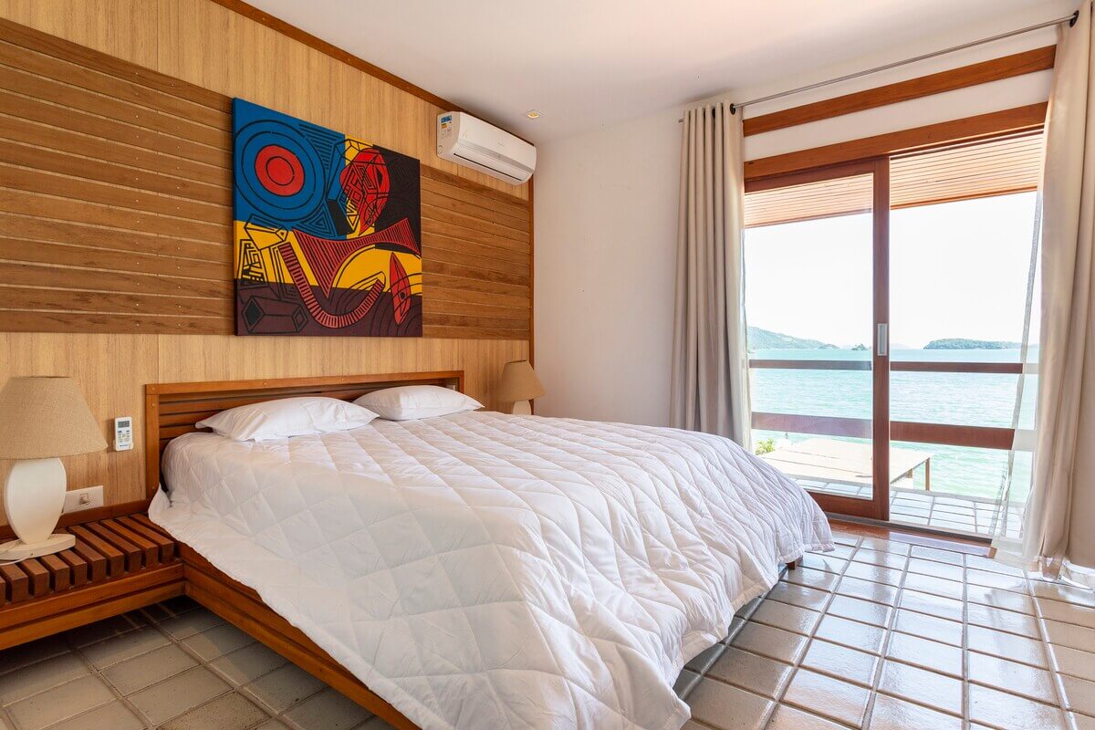 Confortável área de estar e convivência da Casa Kaîre, com móveis de design contemporâneo, iluminação natural e perfeita harmonia com o ambiente praiano.